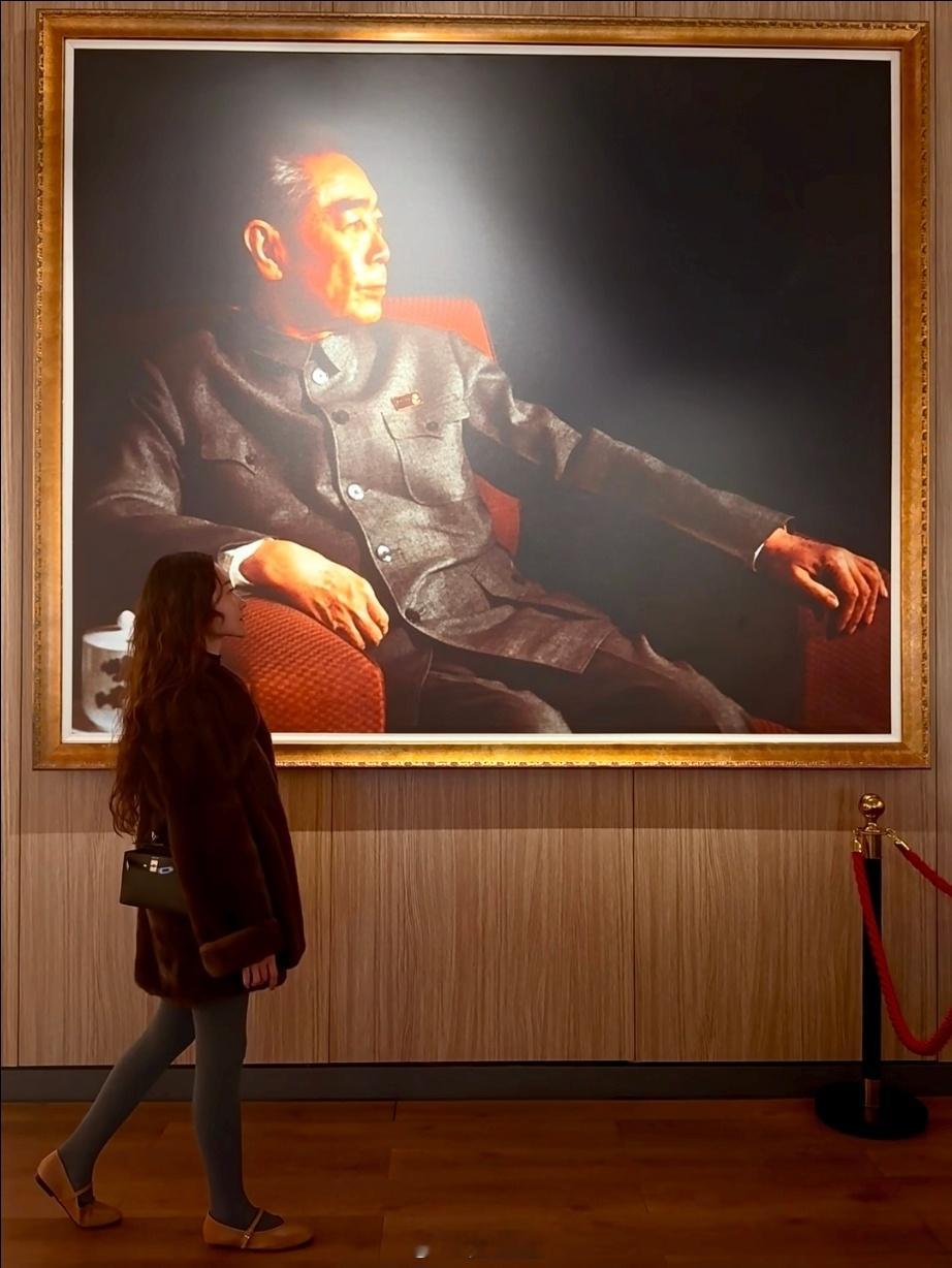 周总理的一生，毫无保留的贡献给中华民族，贡献给他深深热爱、无限忠诚的中国共产党。