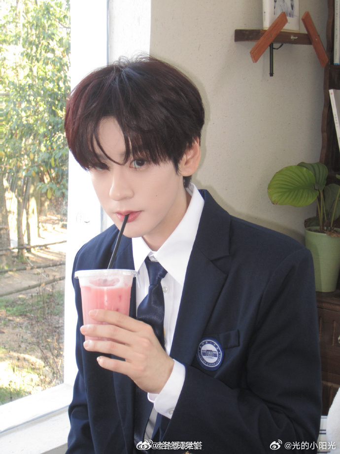 我也是和魏哲鸣碰上拳比上心了 今日份快乐是魏哲鸣给的！追剧团圆满完成碰拳比心，真