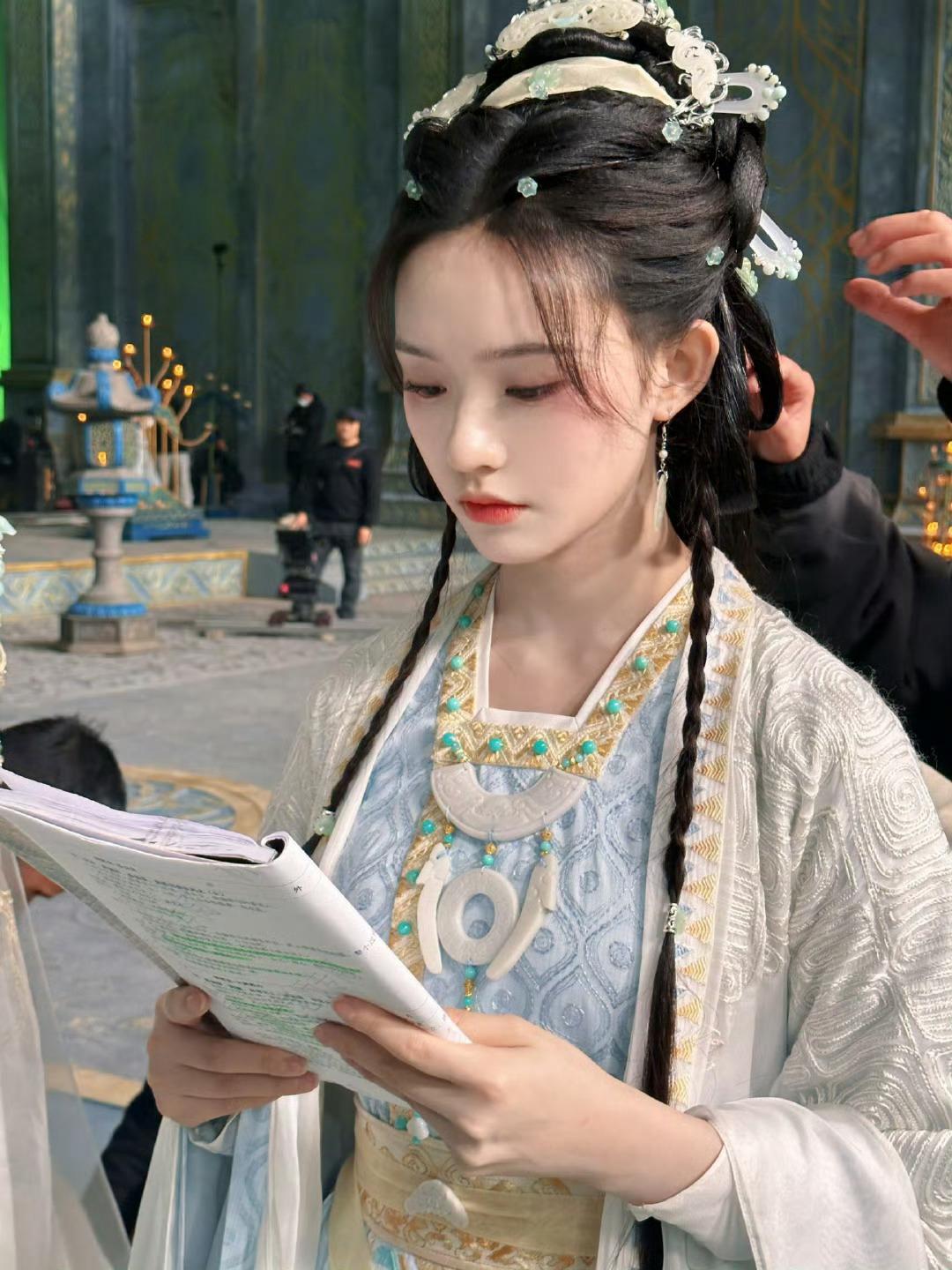 大早上醒来就看到林允更新啦，这么美今天一天都有好心情[期待][期待][期待] ​