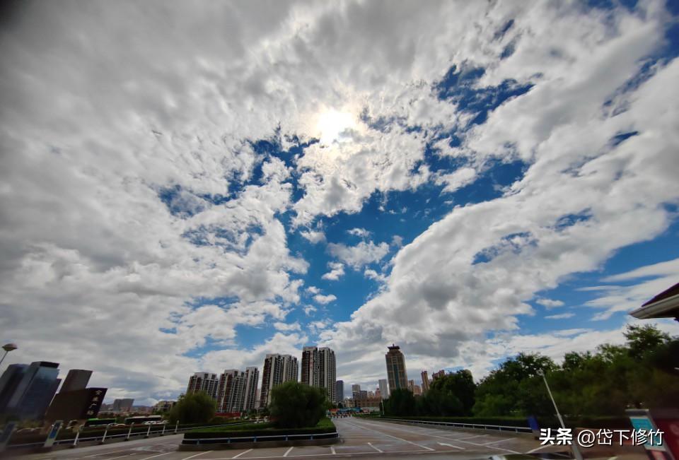 坐标泰安，今日实打实的高温天，走到户外瞬间就能感受到热浪扑面而来。天空澄澈无云，