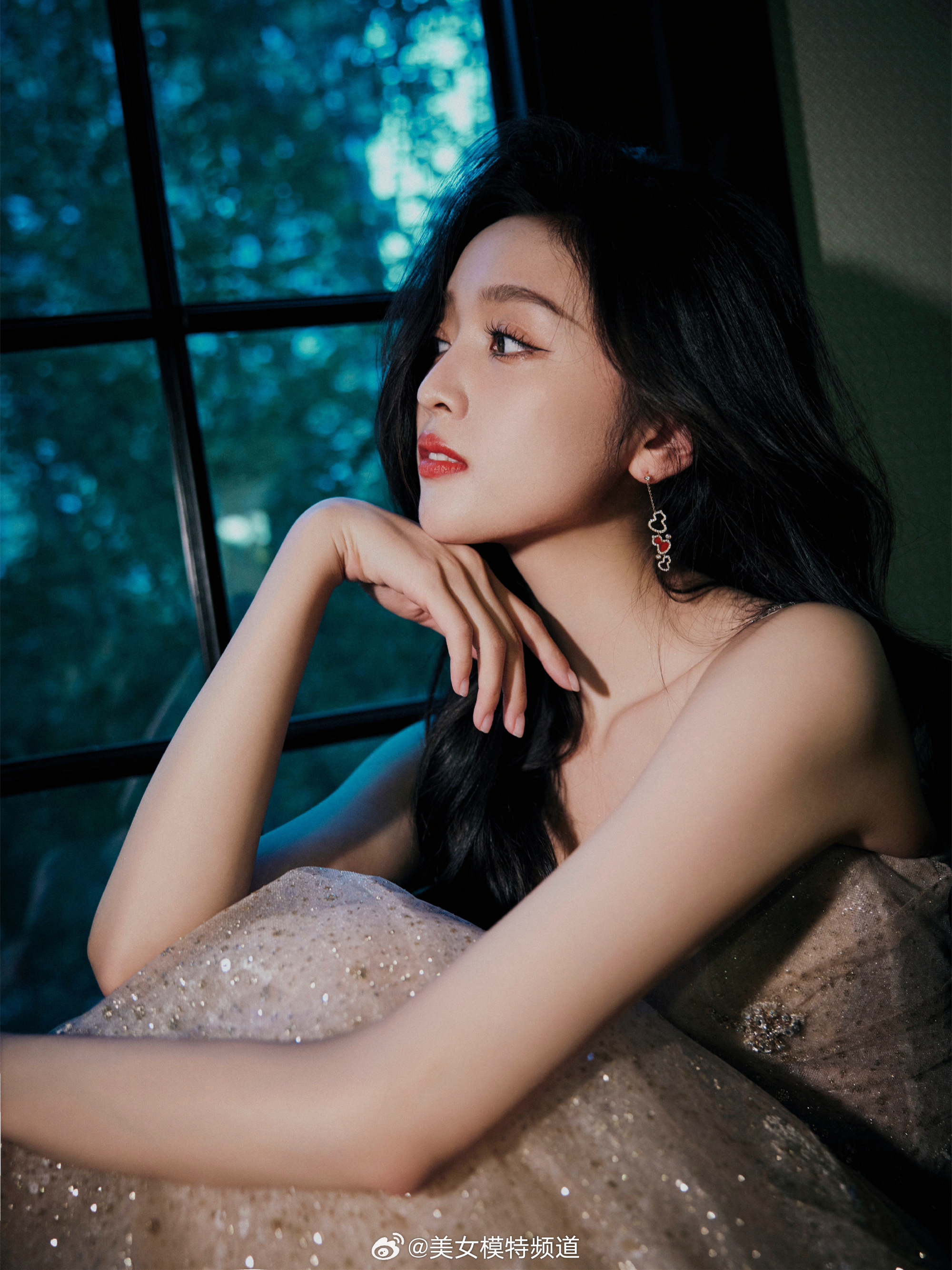 吴宣仪全新舞台造型 