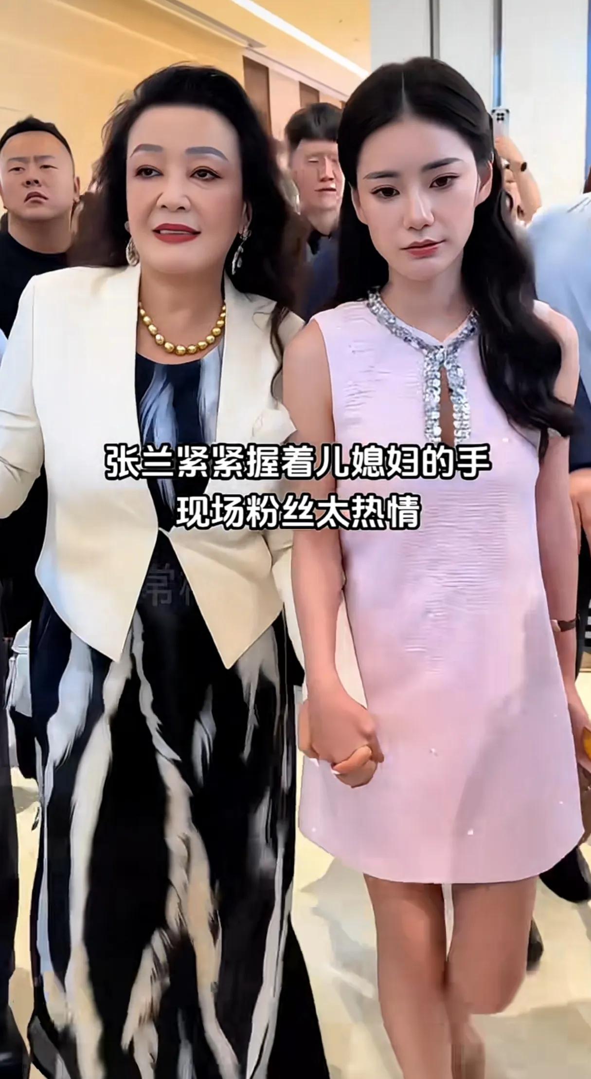张兰开心的牵着儿媳妇的手，马筱梅却是满脸不高兴的紧跟着。
有个这么财力雄厚的婆婆