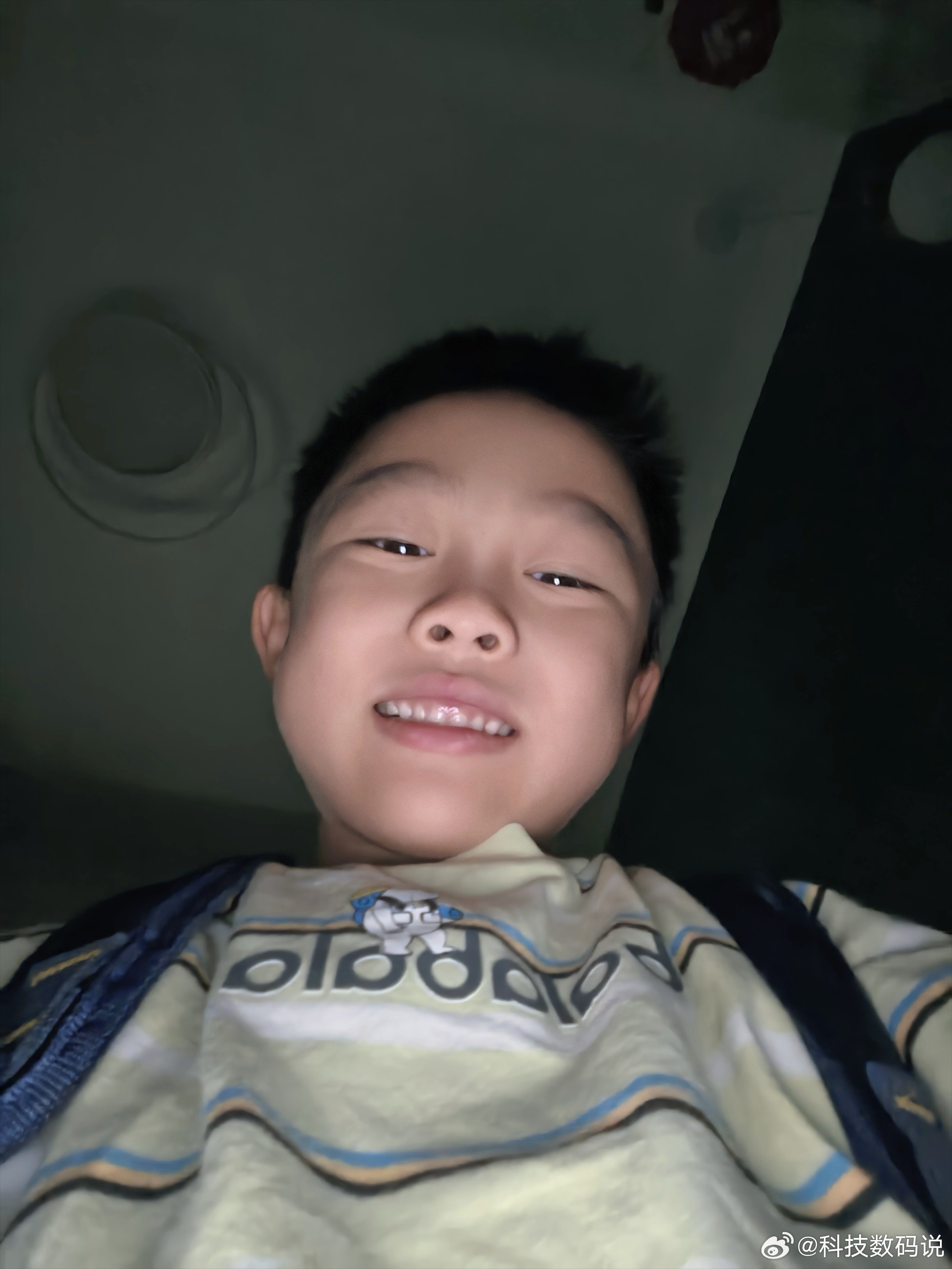 我儿子一大早叫我起床送他上学灯都没开用我手机拍的大鼻孔自拍照我要给他留着，他结婚