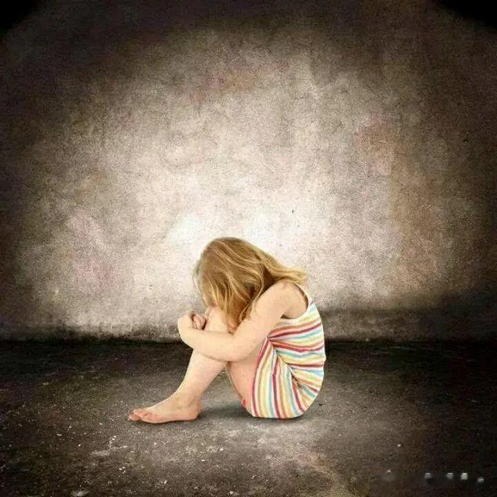 85岁老人陈某某在大连沙河口区某广场附近，以每次给5元钱为由，多次引诱、猥亵7岁