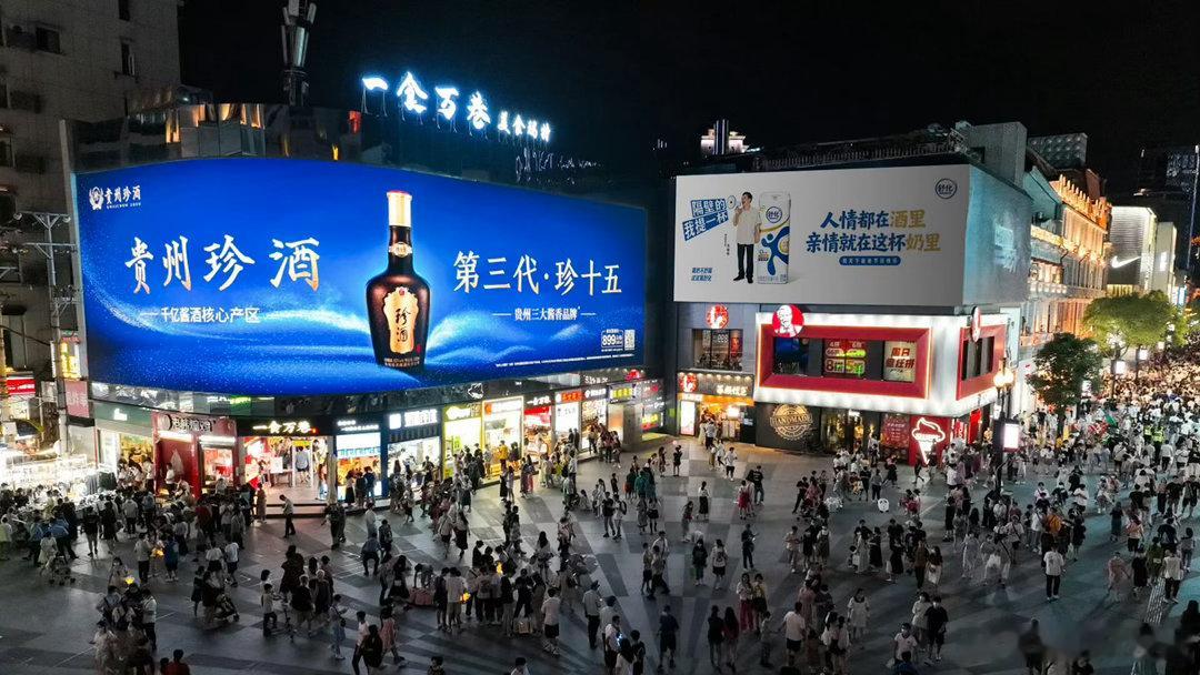 原来父爱也可以这么直接 户外大屏撞见李思潼的舒化广告，清新又温暖，这首个代言选得