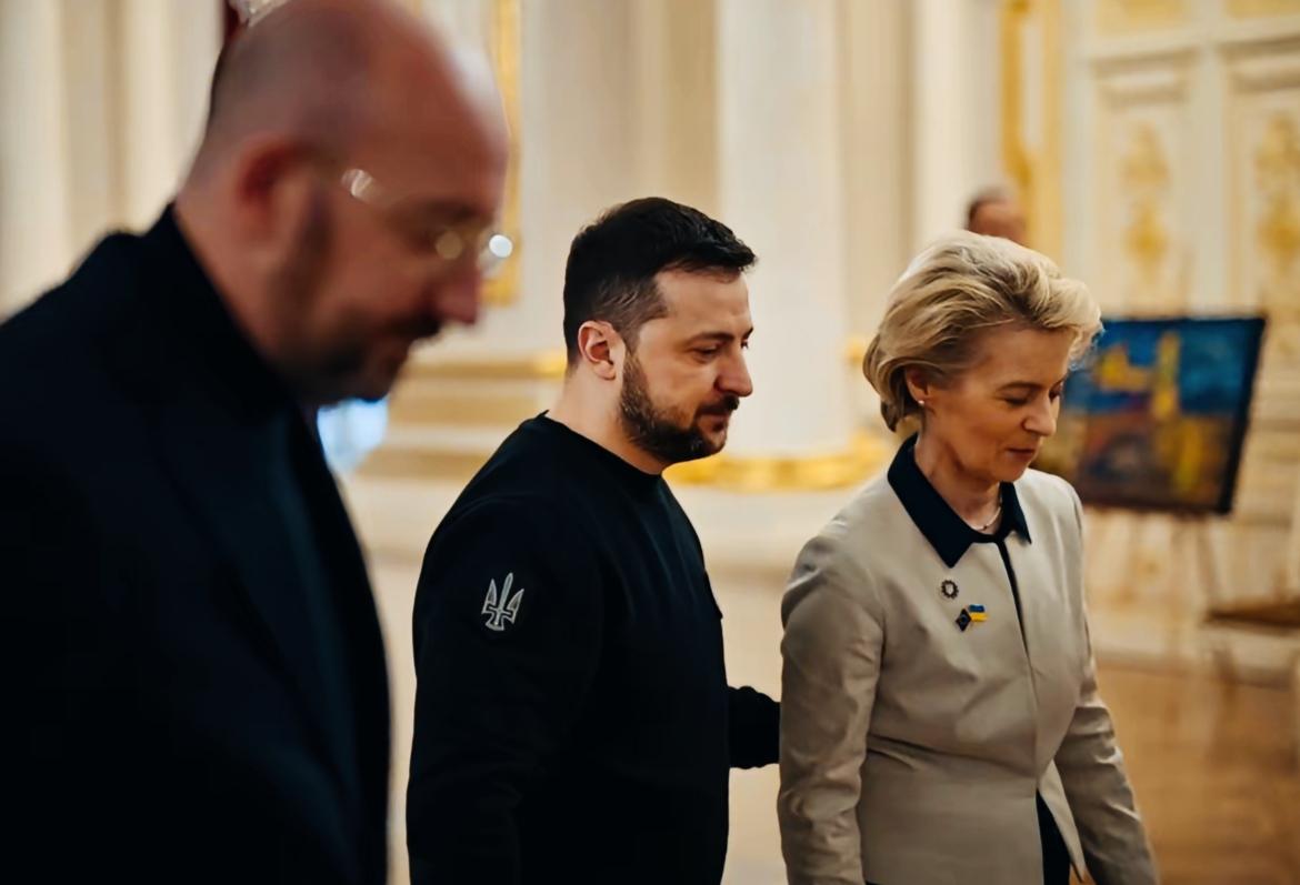 泽连斯基和冯德莱恩两人的表情挺一致啊！
两人脸上的表情是不是都写满了无奈啊！
两