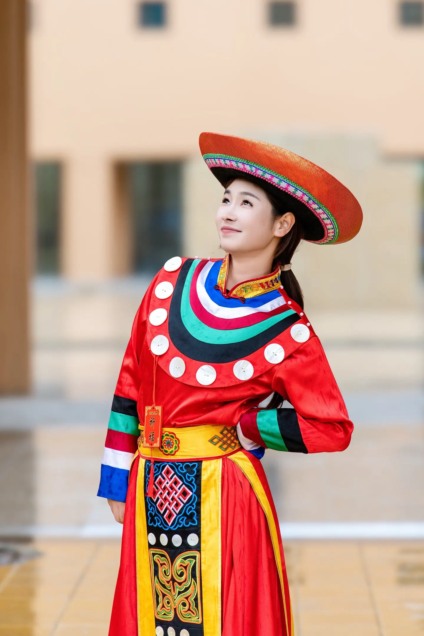 今天拍的是土族阿姑，这里是彩虹故乡，一个把彩虹穿在衣袖上的民族！绚丽的...