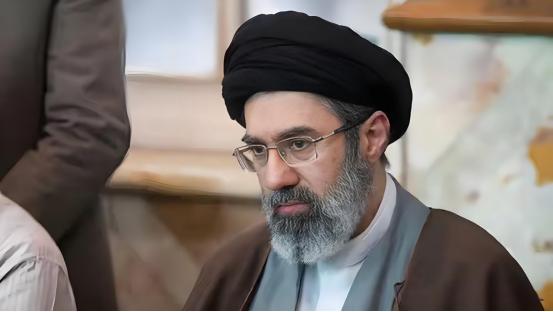 哈梅内伊次子穆杰塔巴发表公开讲话，称他已经正式接任最高领袖一职。当外界还在猜测他