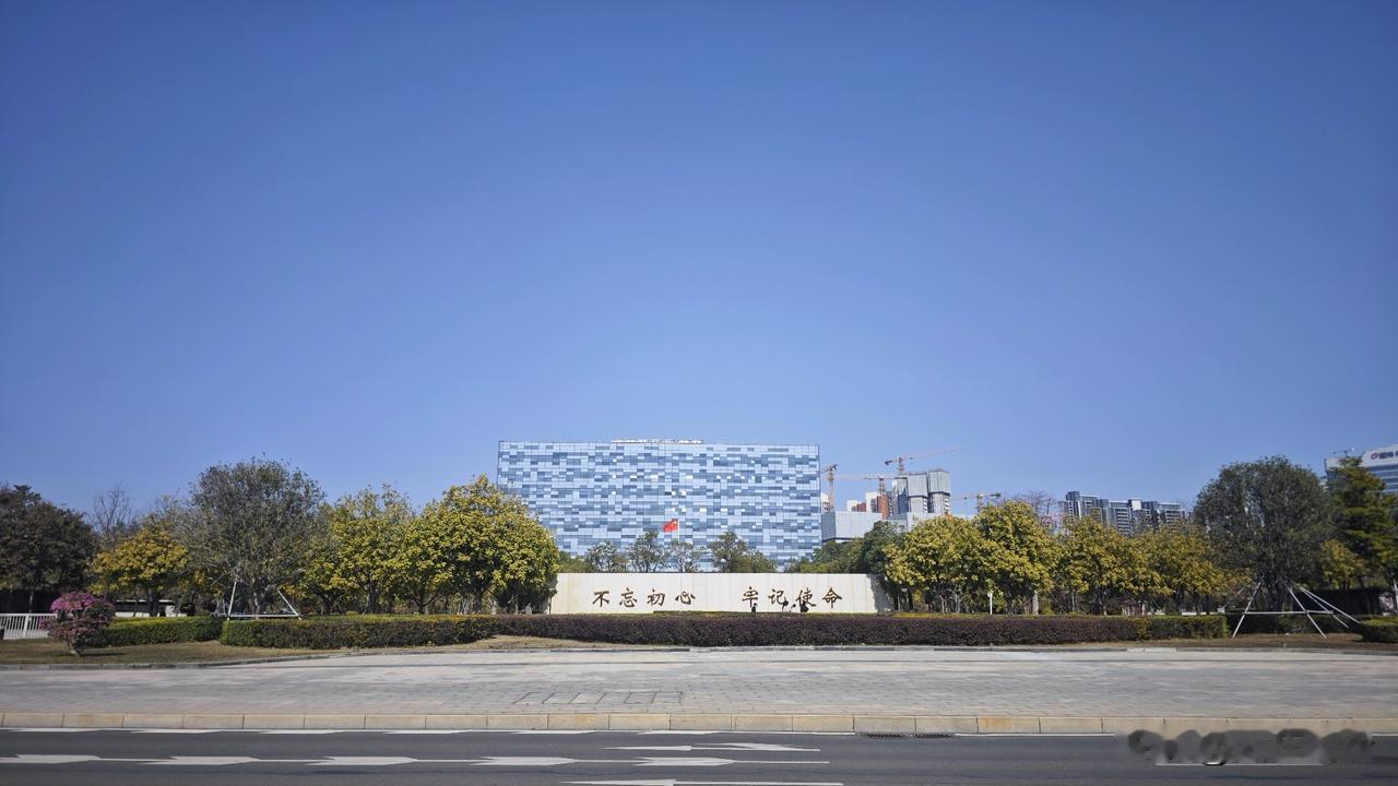 估计有很多人都不知道，这个才是南沙区府的正大门吧，不忘初心牢记使命八个字十分霸气