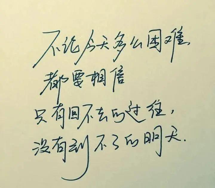 不要向任何人解释你自己。
老张的眼神变得有些空洞，他抬头望着那片熟悉的小区天幕，