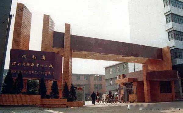 今天，84岁高龄的万隆，因个人原因，卸任双汇发展副董事长。随着他一项又一项的职务