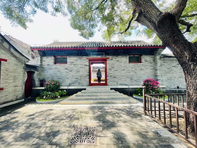 不给别人带来烦恼，是一种慈悲；不给自己带来烦恼，是一种智慧。勿在别人心中修行自己