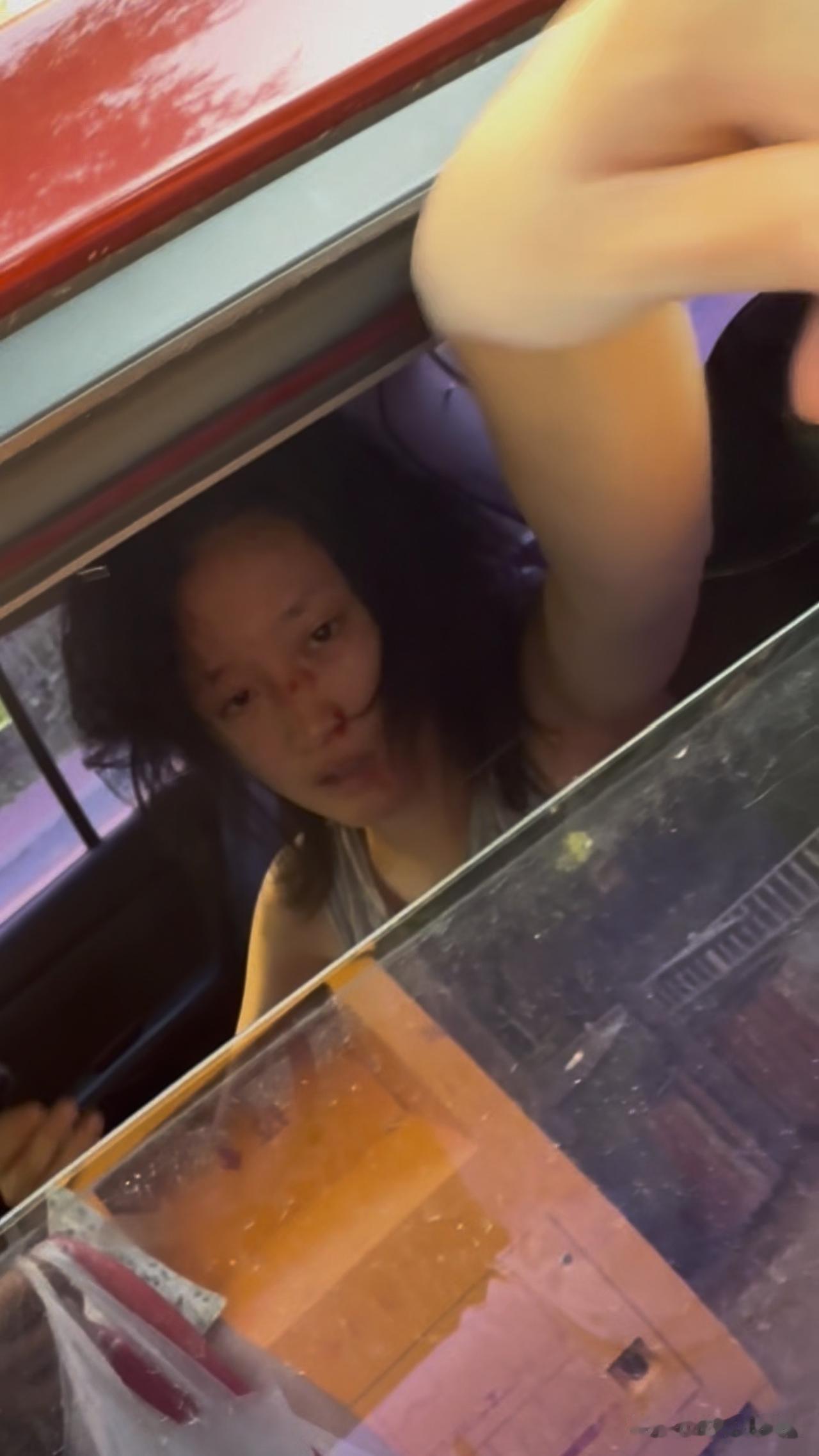 看着疯了一样的菲儿不断拽头发从窗户缝扔下来，风一吹头发向前飘，作为妈妈到底有多心