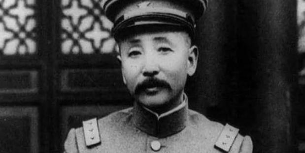 1914年，张作霖面试保镖时，突然遇到了歹人行刺，三位应试者反应迅捷，拔出手枪就