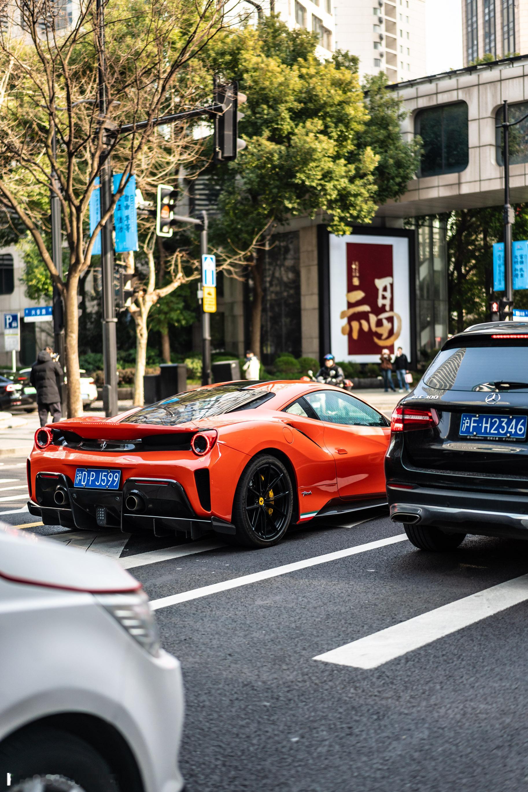 遇到了一个特殊定制红色的488pista，叫dino红，颜色接近橙色图2是法拉利