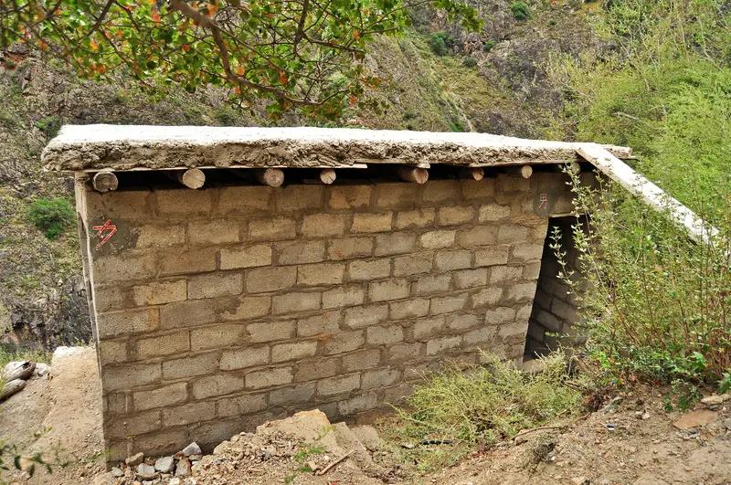 2月21月四川，新年一女子手机不慎掉入旱厕，老公二话不说徒手下坑打捞，耗时半小时