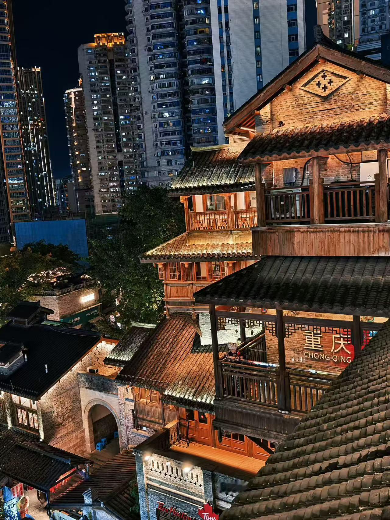 重庆旅游，洪崖洞夜景游玩攻略！
谁能拒绝重庆的梦幻夜景啊🌃，洪崖洞真的把山城魔