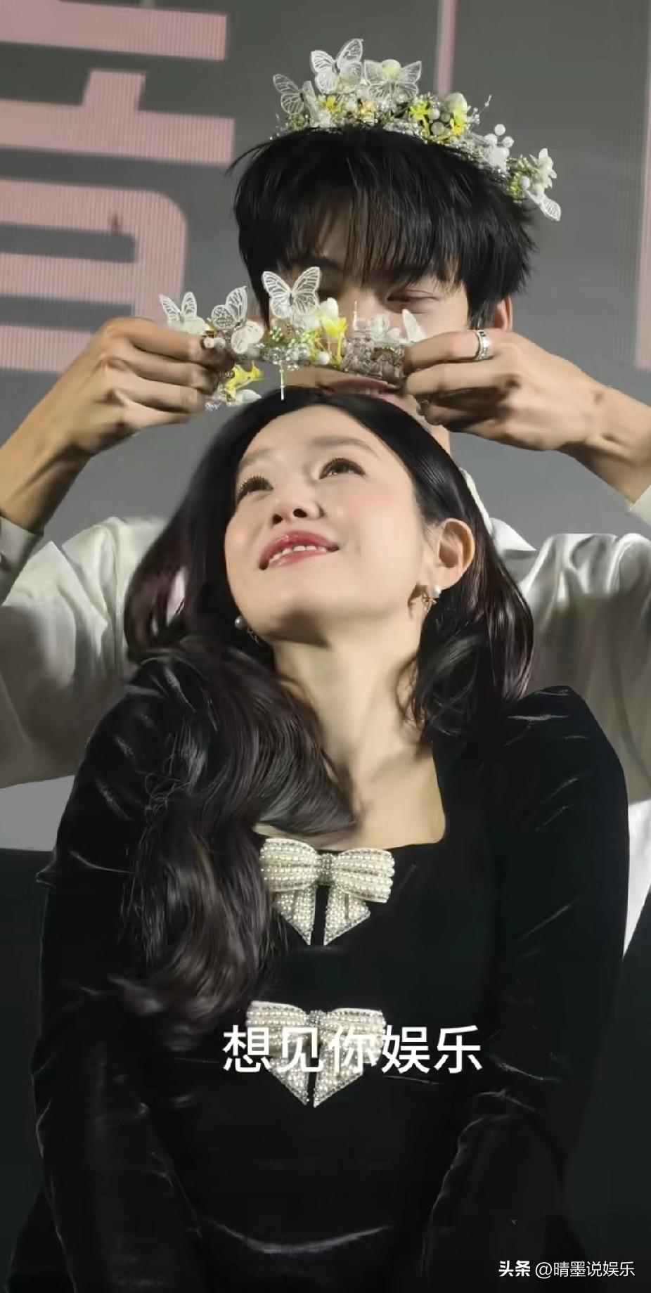 陈妍希搭档鲜肉弟弟拍偶像剧，
开剧就来了两次甜蜜的吻戏，
虽然两人相差19岁演情