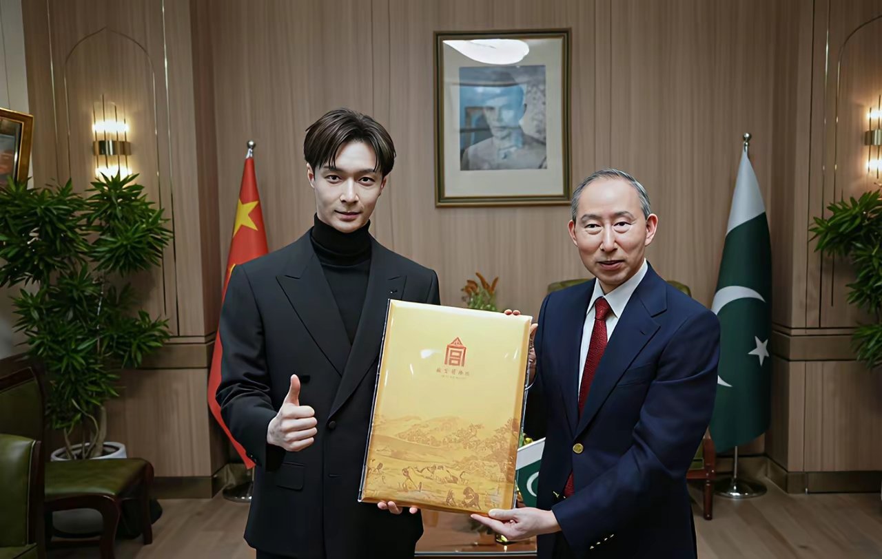 当初张艺兴进编制就说明他志不在歌手了，他想进电影圈影视圈就得混圈子，进国家话剧院