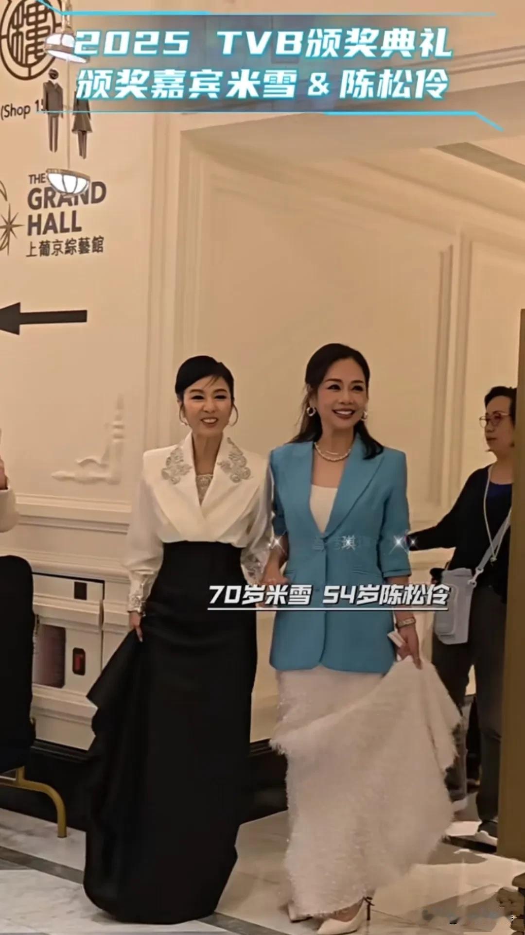 难得一见啊！
TVB七、八十年代和九十年代的当红花旦同框了。
七十岁的米雪和54