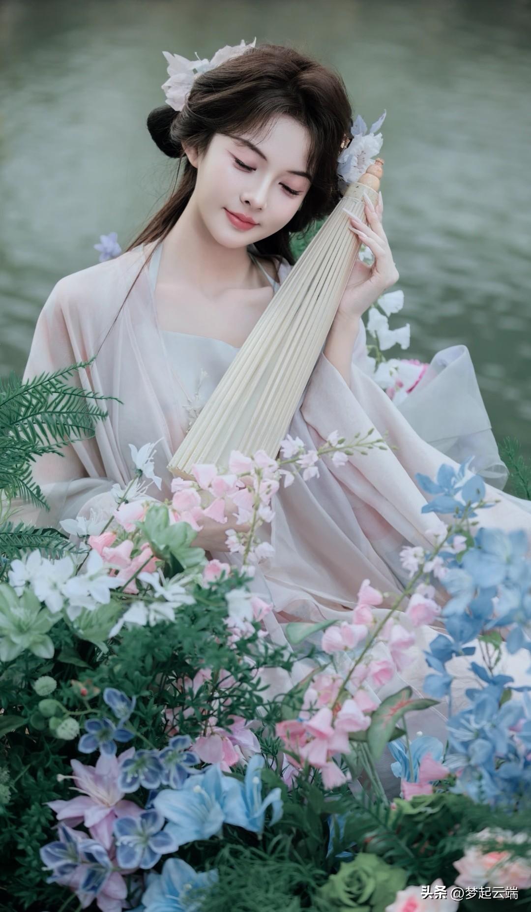 花间弄玉笛，水畔舞霓裳。