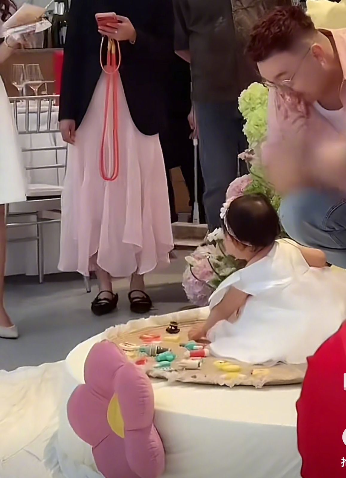 艾福杰尼为女儿办周岁宴好幸福的画面啊，小朋友看上去肉嘟嘟的好可爱