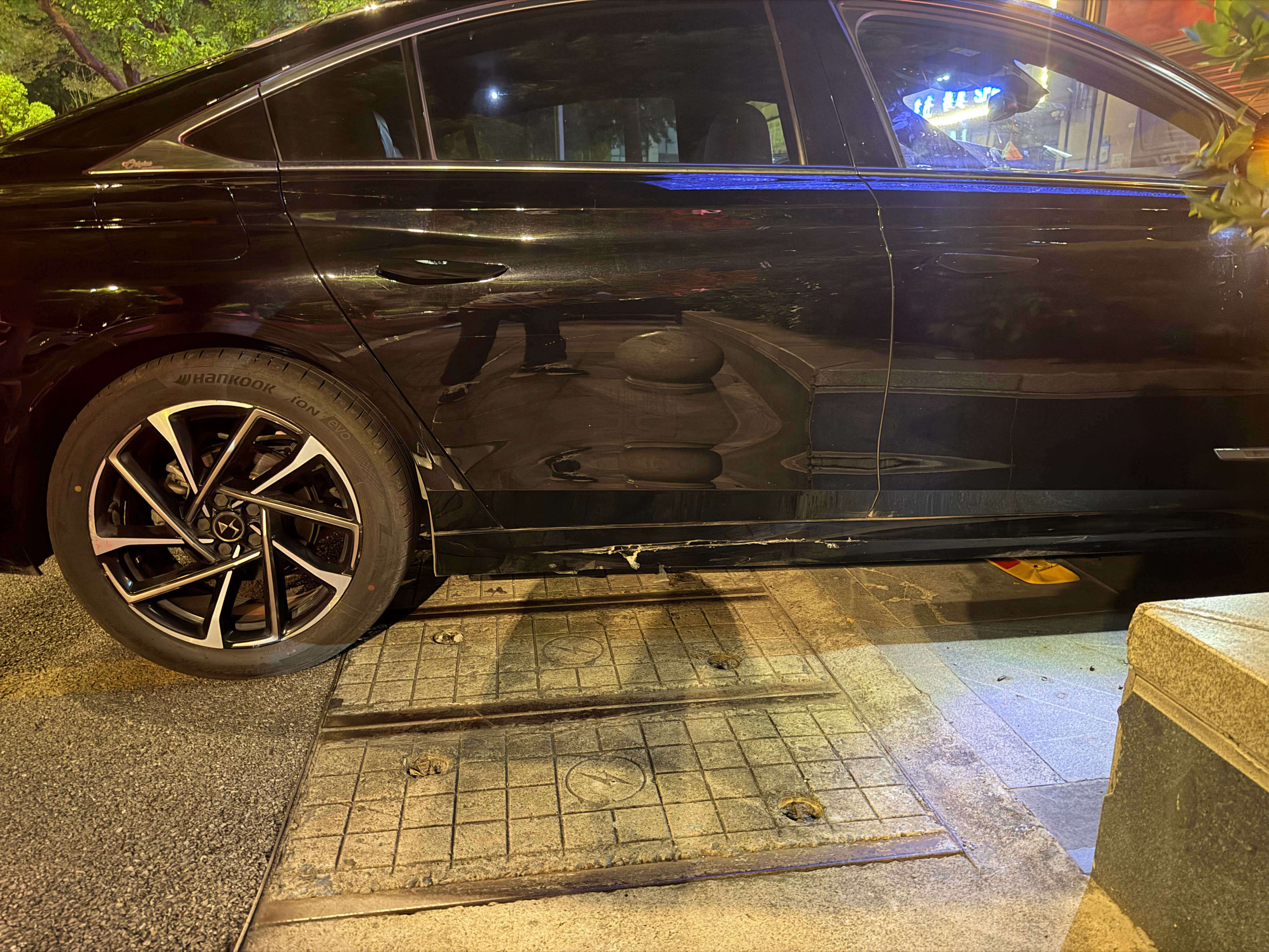 卧槽啊 ，开A100C成习惯，突然开3m轴距车，我他妈拐弯太早了，把我DS9蹭马