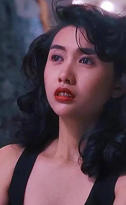 1997年邱淑贞和王晶分手后，转身嫁给了身家百亿的沈嘉伟。结果结婚当天，沈嘉伟正