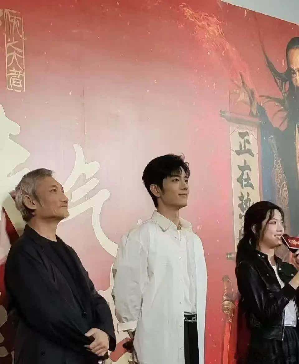 肖战现身《射雕英雄传》首映礼现场，欢迎大家提问。他大年初一在广州，还参演了春节档