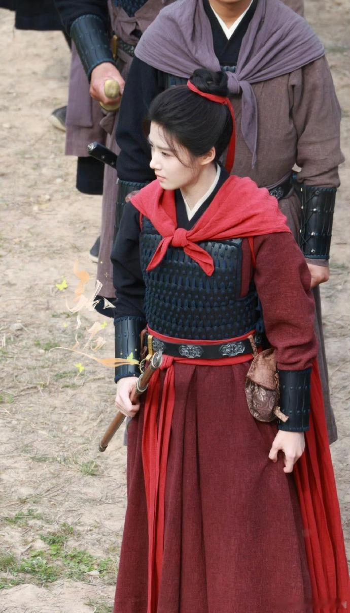 卢昱晓盔甲红披风造型卢昱晓南衣路透，盔甲红披风造型好英气啊卢昱晓好英气的小将军