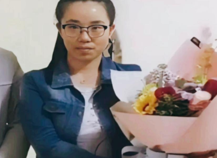 2017年，西安一女孩跪地抢救晕倒老人，可惜老人还是抢救无效离世。不料4天后，女