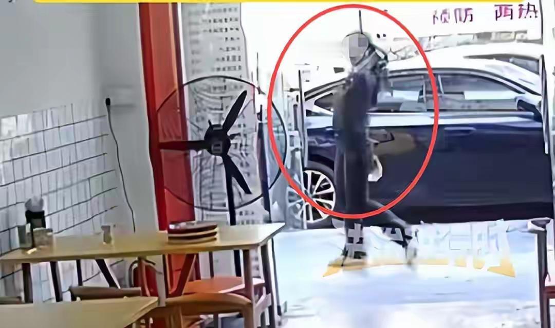 “这姐儿彻底社死！”  浙江广州，一个穿得比白领还靓的小姐姐，竟在光天化日顺走别