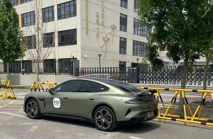 小米SU7又火了，最近有北京市民投诉，昌平区沙河镇101中学未来科学城学校门口及