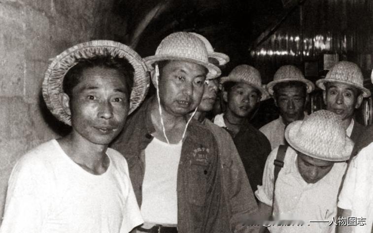 1969年8月，华国锋同志在湖南临湘桃林铅锌矿井下视察(后为曹万贵)。
