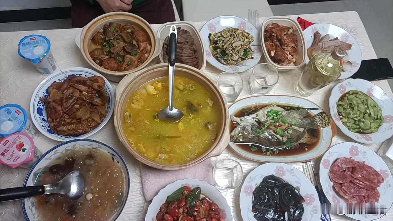 现在还有多少人年三十喜欢在家做饭的？
这几年我们兄弟姐妹每年的年三十都会在酒店订