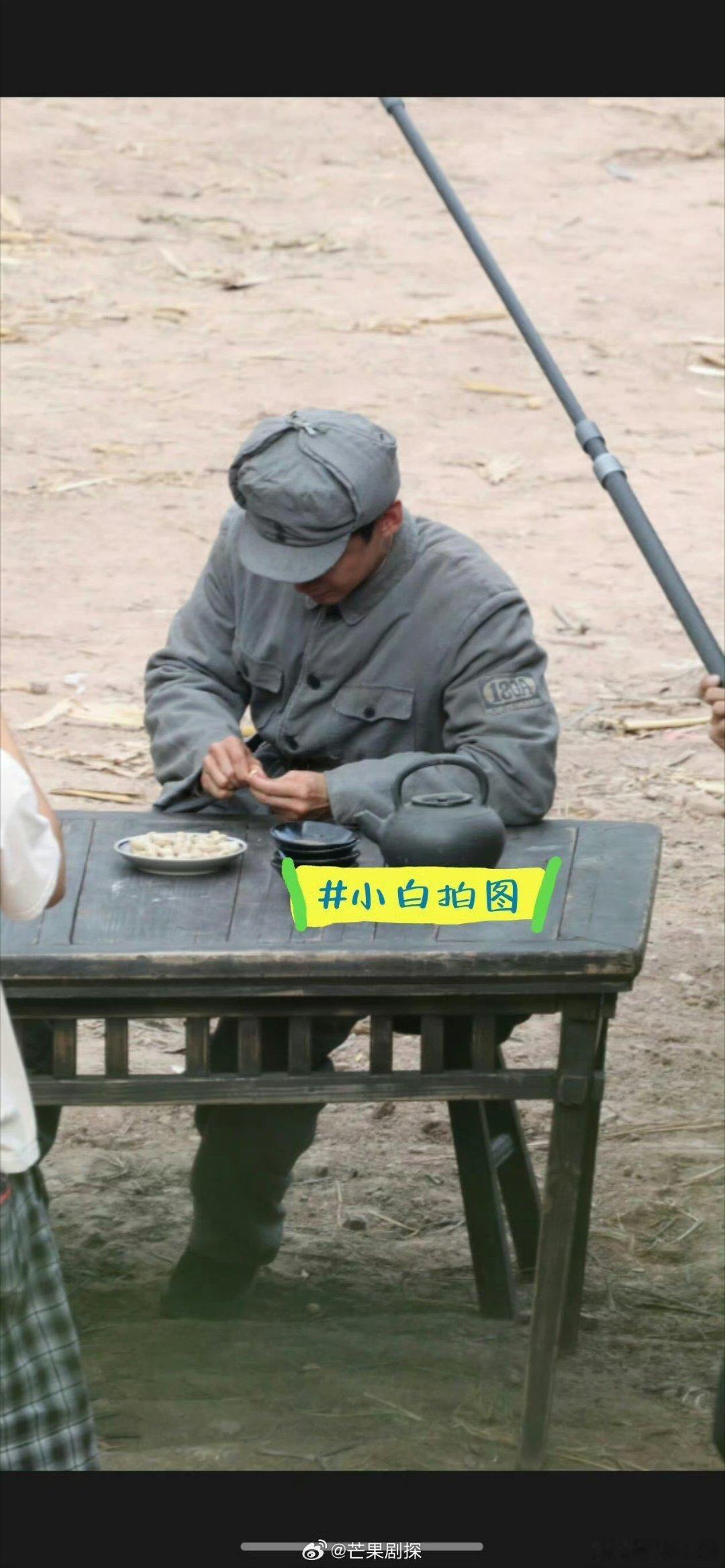 白敬亭这下真成黑敬亭了白敬亭战争和人黑脸路透路透看点十足📸白敬亭拍摄《战争和人