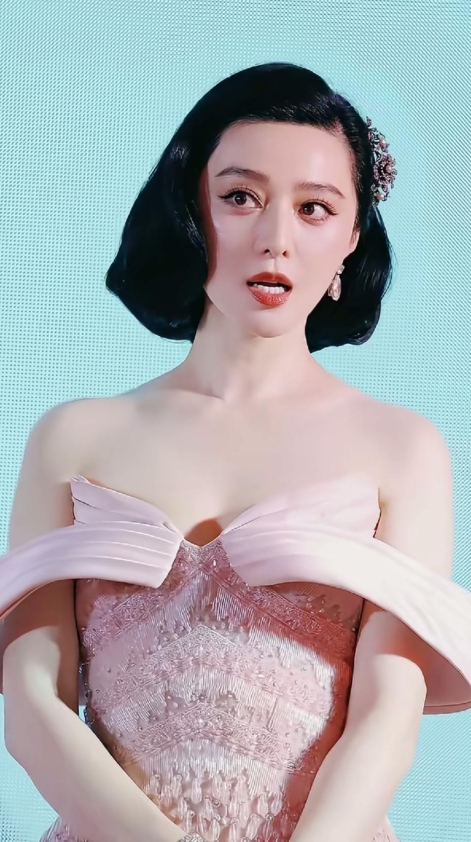 她有着独特的美，当她风光无限的时候，有的女人刻意模仿她的脸型整容。