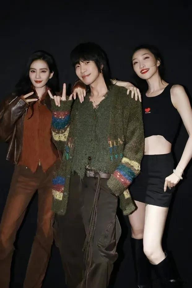 这张图，你第一眼看到了谁[憨笑][憨笑]

谁说素人不如女明星！！

其实，有很