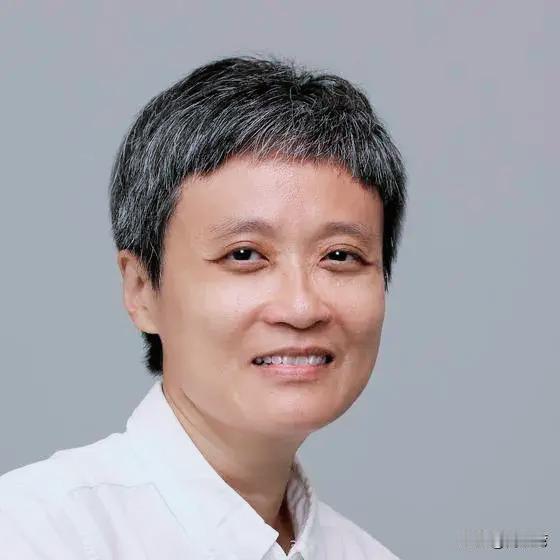 这个大妈应该是最后一次派驻中国了，作为歇斯底里鸡蛋里挑骨头、妖魔化美好情义的外国