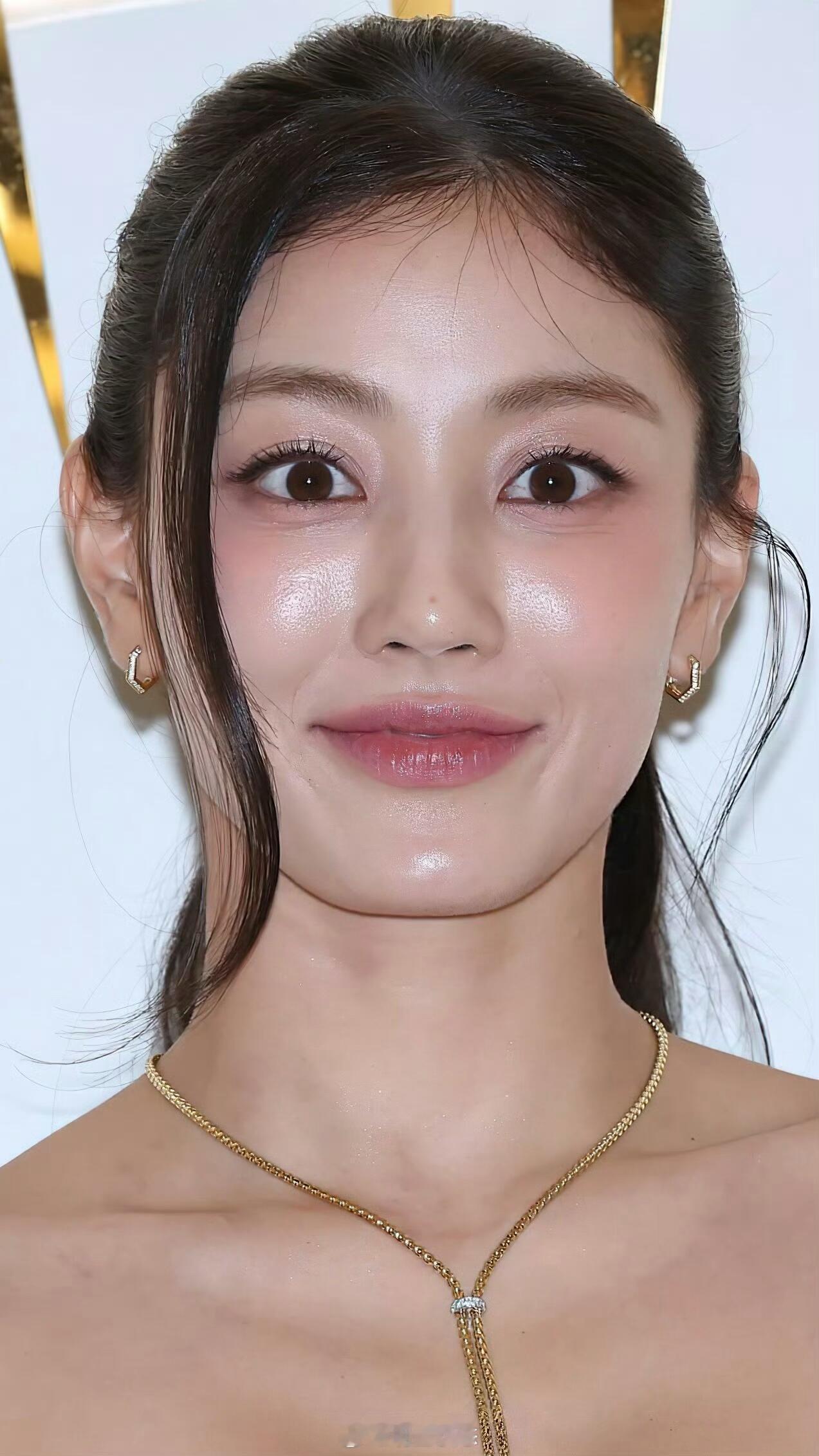 朴志效整个人在发光好嫩 ​​​