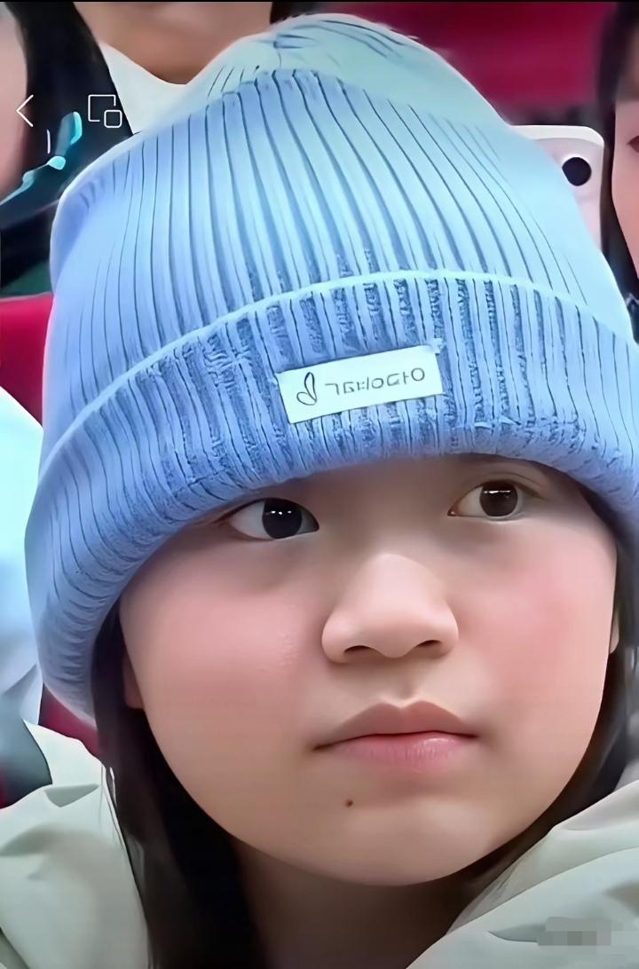 这萌萌哒的眼眸清澈见底，无一点杂质，好喜欢这一款，她咋就这么招人稀罕呢，她古灵精