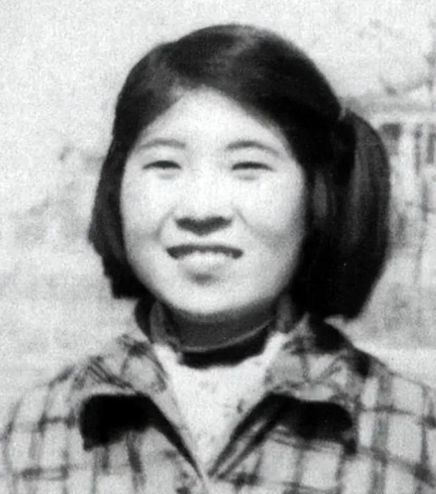 1958年，爱国将领杨虎城的女儿杨拯陆在筹备婚礼时突然失踪。几天后，人们在冰雪中
