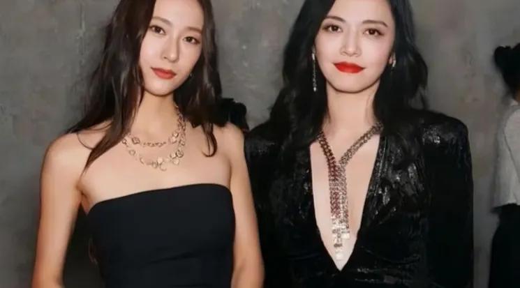 我觉得再和韩国女星合影这一块中国女星就没输过[赞]很明显这一局大姚赢马麻了，关键