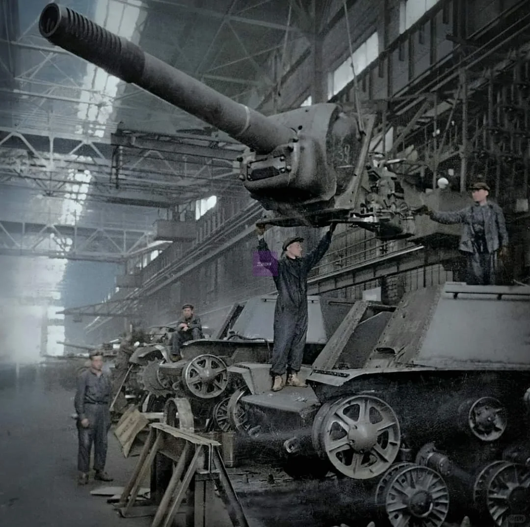 1943年，在苏联后方的坦克工厂内一些SU-152正在被组装中。 SU...