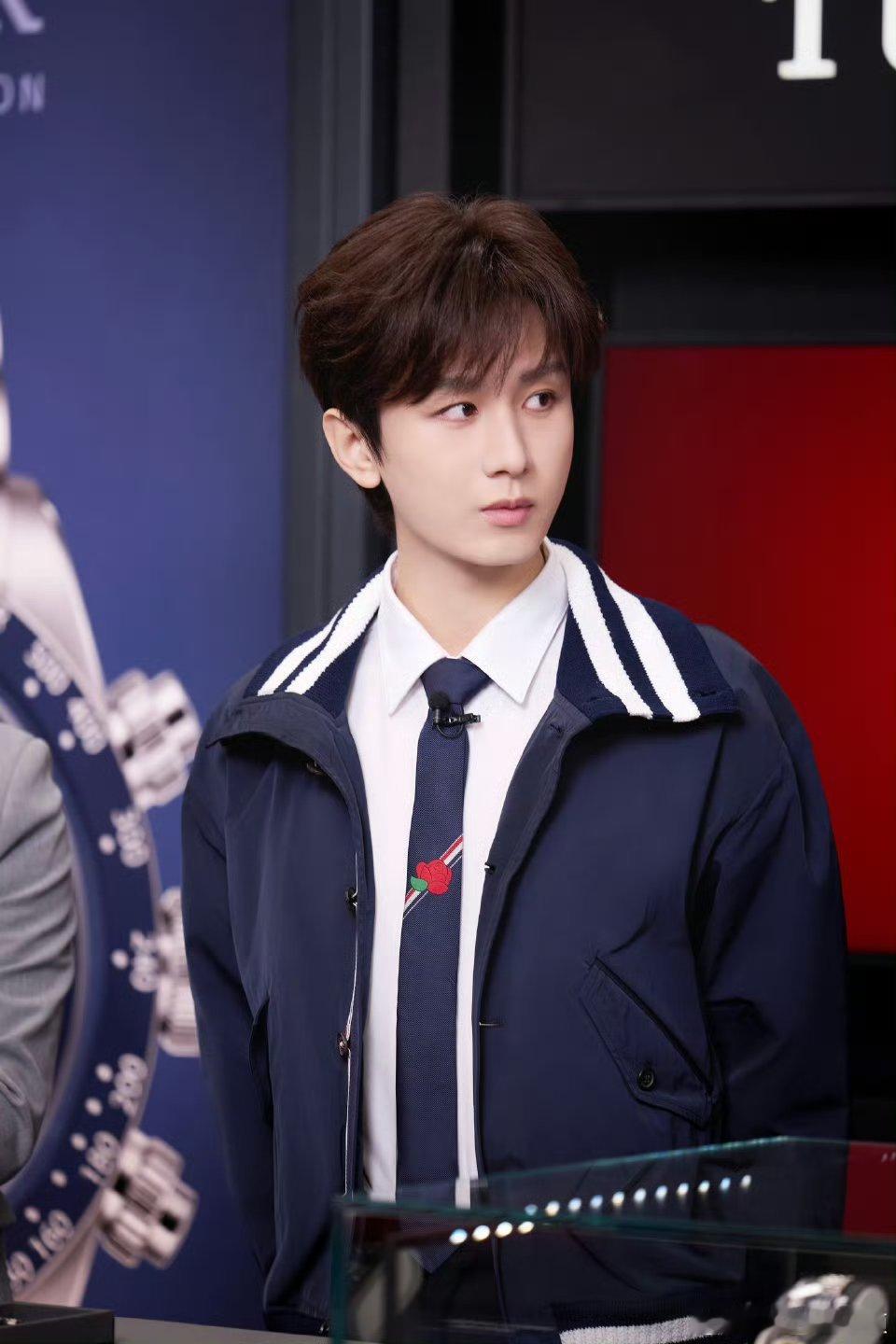 V成毅卢云cy成毅对于世界而言，你是一个人；但是对于我而言，你是我的整个世界。 