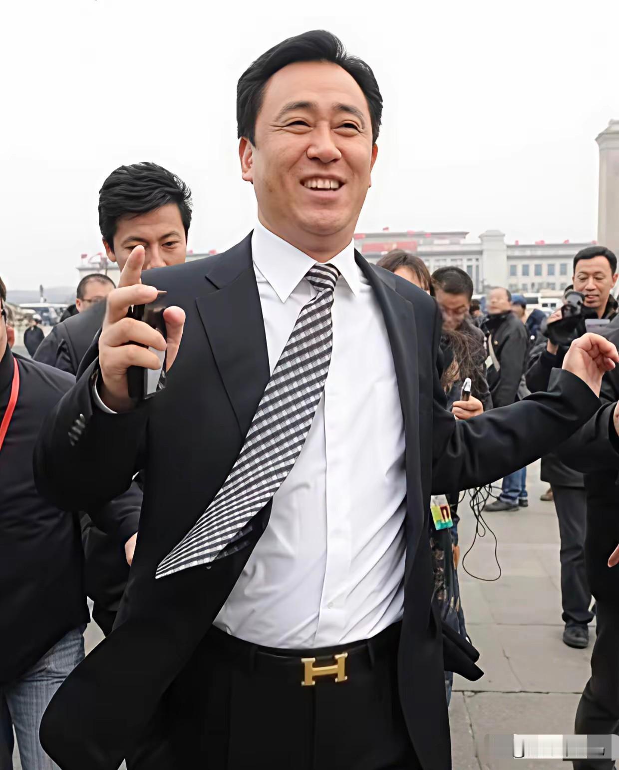 一代枭雄许家印落幕！
被判处无期徒刑，余生只能在监狱里度过！
该如何给他盖棺定论