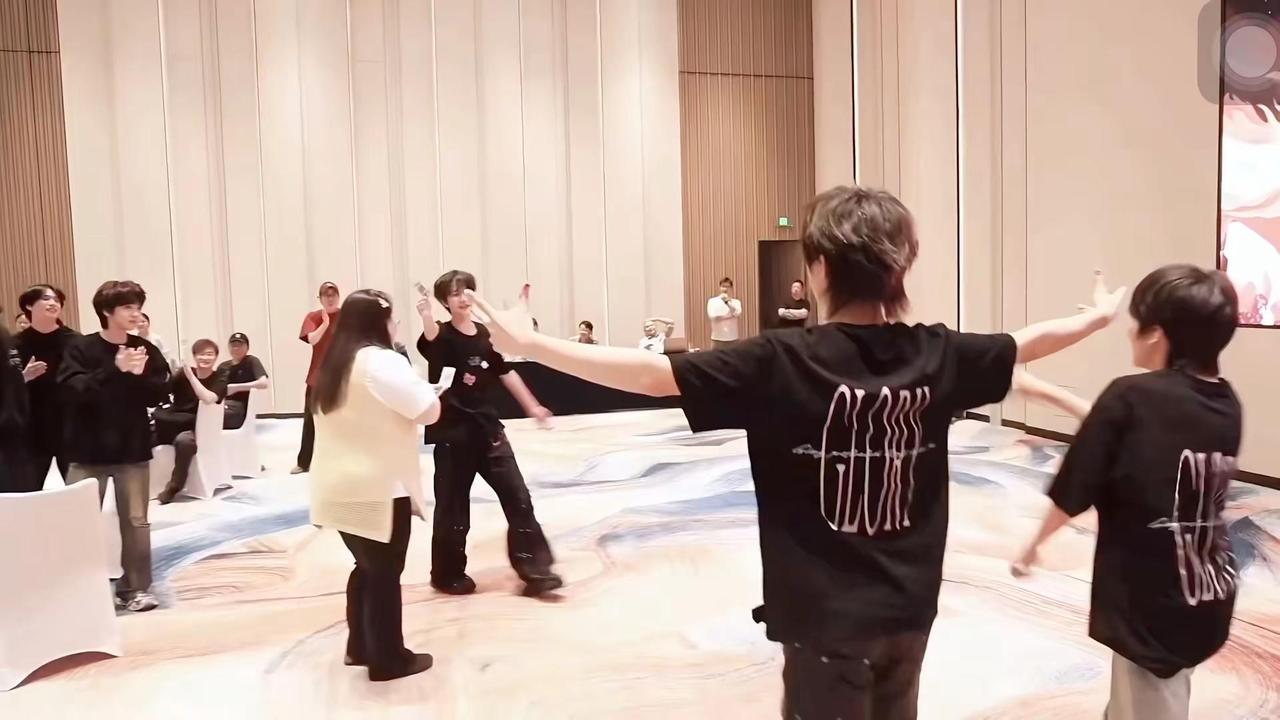 子墨看到了东东张开的双手又放下，然后也把自己的双手张开用自己的善意稳稳接住了东东