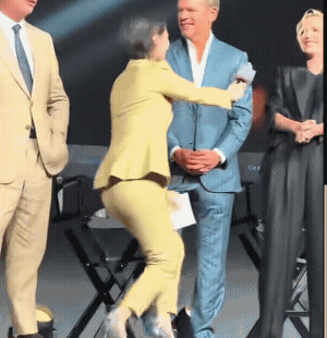 为什么这么一段采访会引发网友热议呢？
据说这位主持人是为了不遮挡记者镜头😎前面