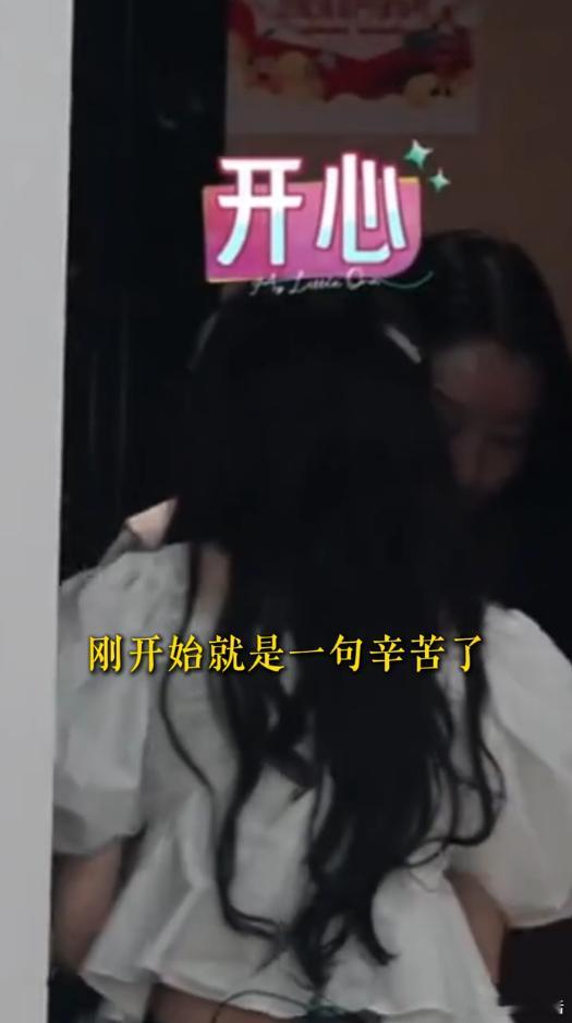 陈瑶和闺蜜完全演我和我闺蜜陈瑶开门迎接闺蜜，随口一句辛苦了，直接把闺蜜说愣，等抬