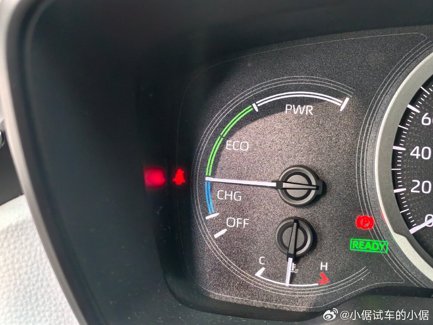 4月1日起全国严查后排未系安全带  这一点确实要夸一下丰田车，因为后座有乘客未系